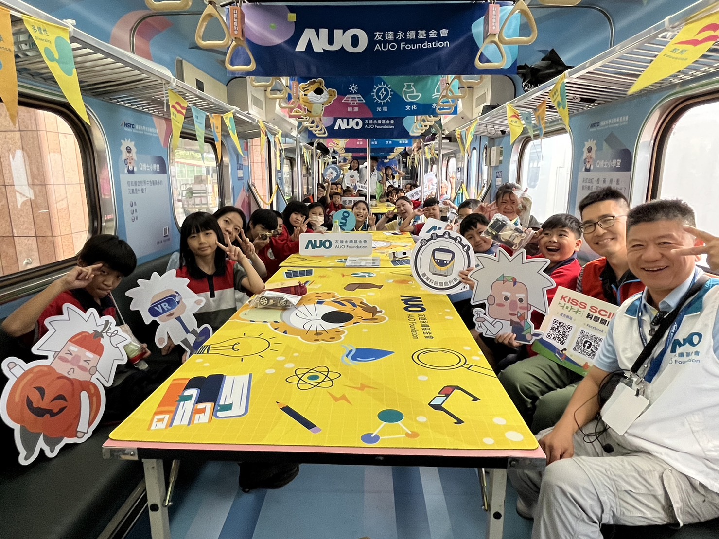 彩虹多多永續基金會參與「臺灣科普環島列車」，設計基礎科學車廂課程，以「淨零碳排和永續能源」為主題，讓學生透過創意實驗認識淨零知識，以及思考生活中的減碳行為