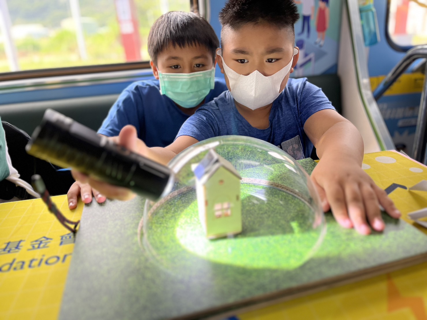 彩虹多多參與基礎科學主題車廂，以STEAM教學精神，設計「逐日科學家」、「太陽能工程師」以及「淨零建築師」三大能源科普課程和實驗
