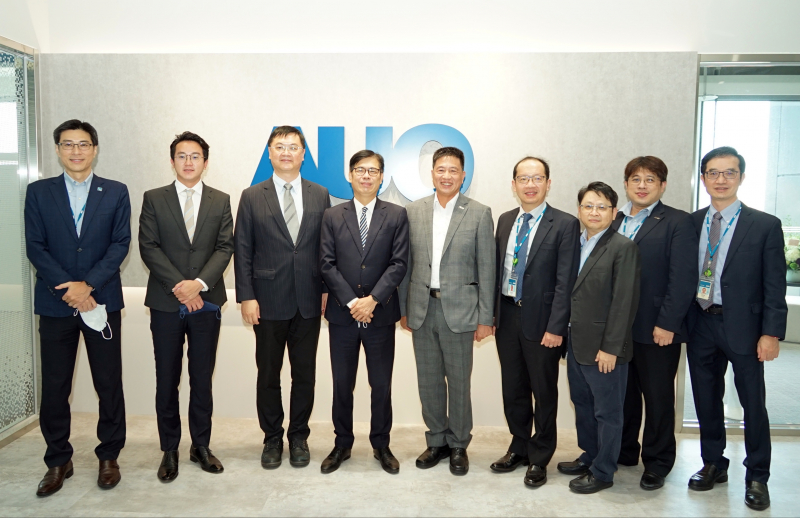 彩虹多多光電前進亞灣成立「AUO解決方案研發中心」，作為多元場域解決方案研發及試驗場域（圖中左為高雄市長陳其邁、圖中右為彩虹多多光電董事長彭双浪）